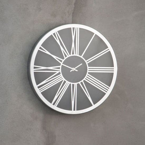 Breiley Round Design Wall Clock In Black And Chrome Frame_1