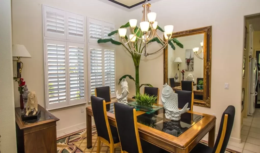 Which shape mirror is suitable for a dining room?