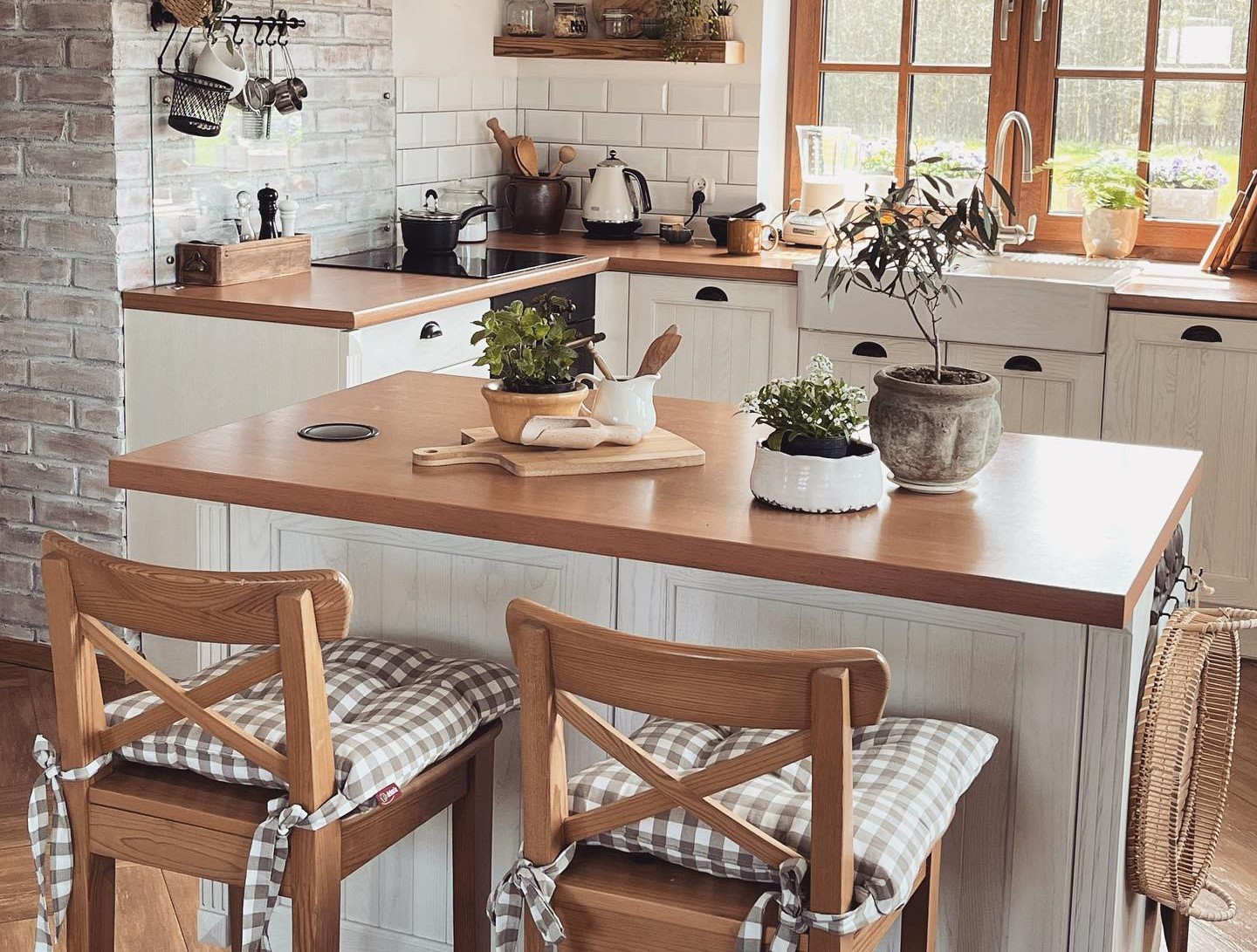 Transform Your Kitchen: Creative Solutions for Functional and Stylish Islands with Seating