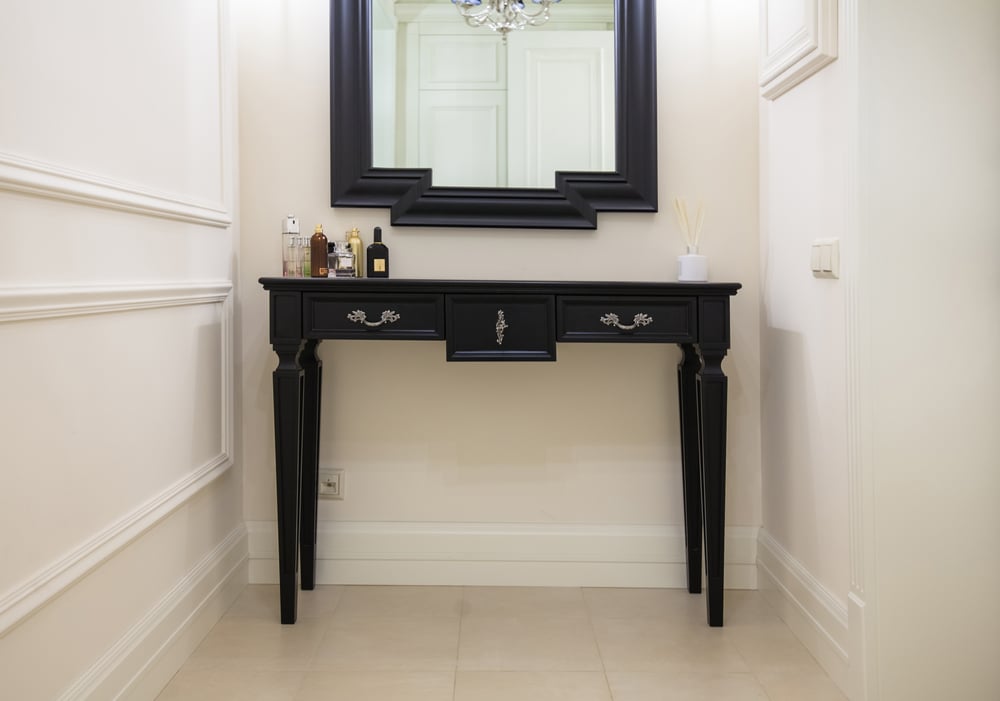 How to decorate your console tables with iron legs? How to decorate your console tables with iron legs?