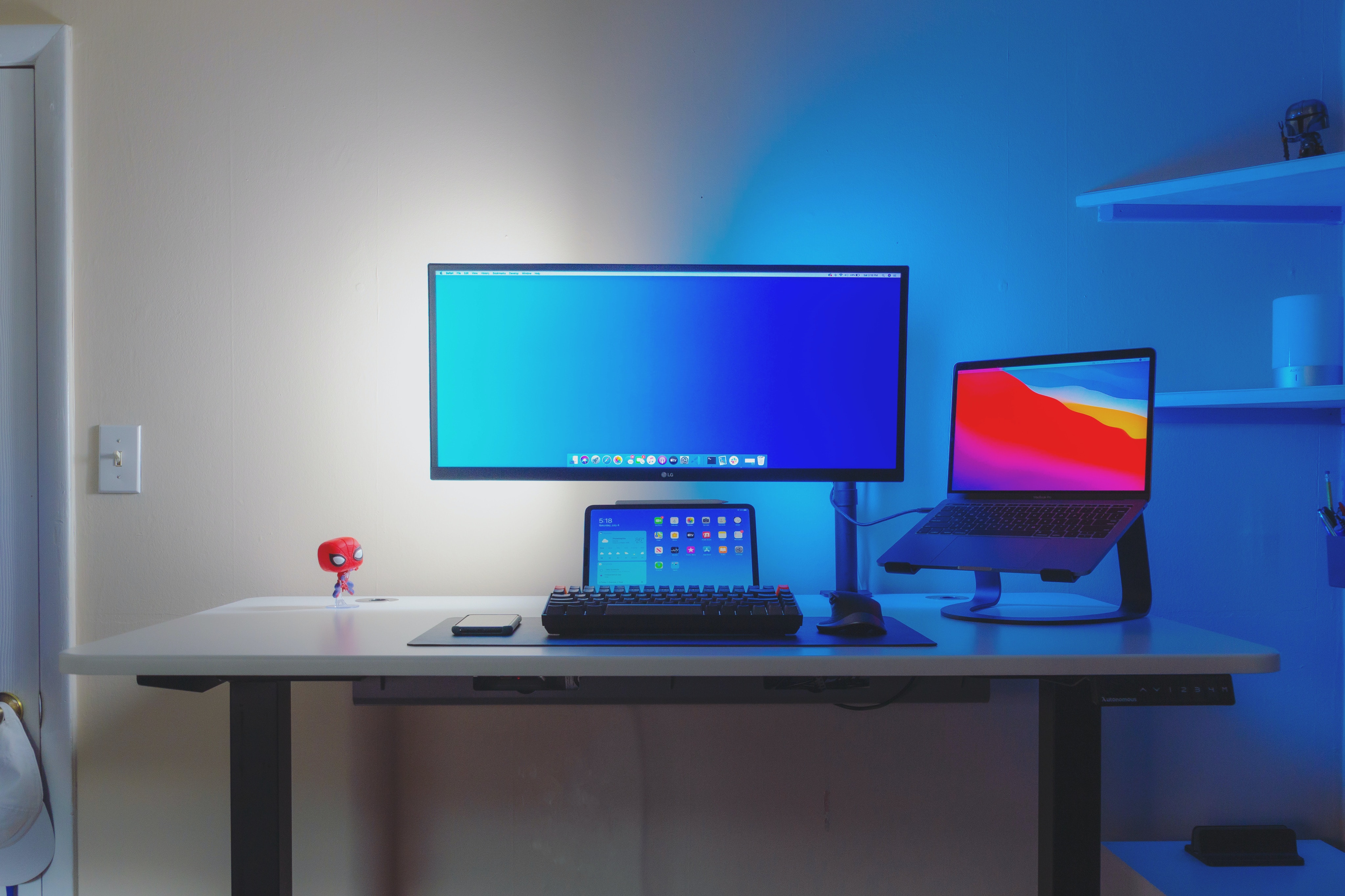 How to Organize Computer Desk for Small Spaces?