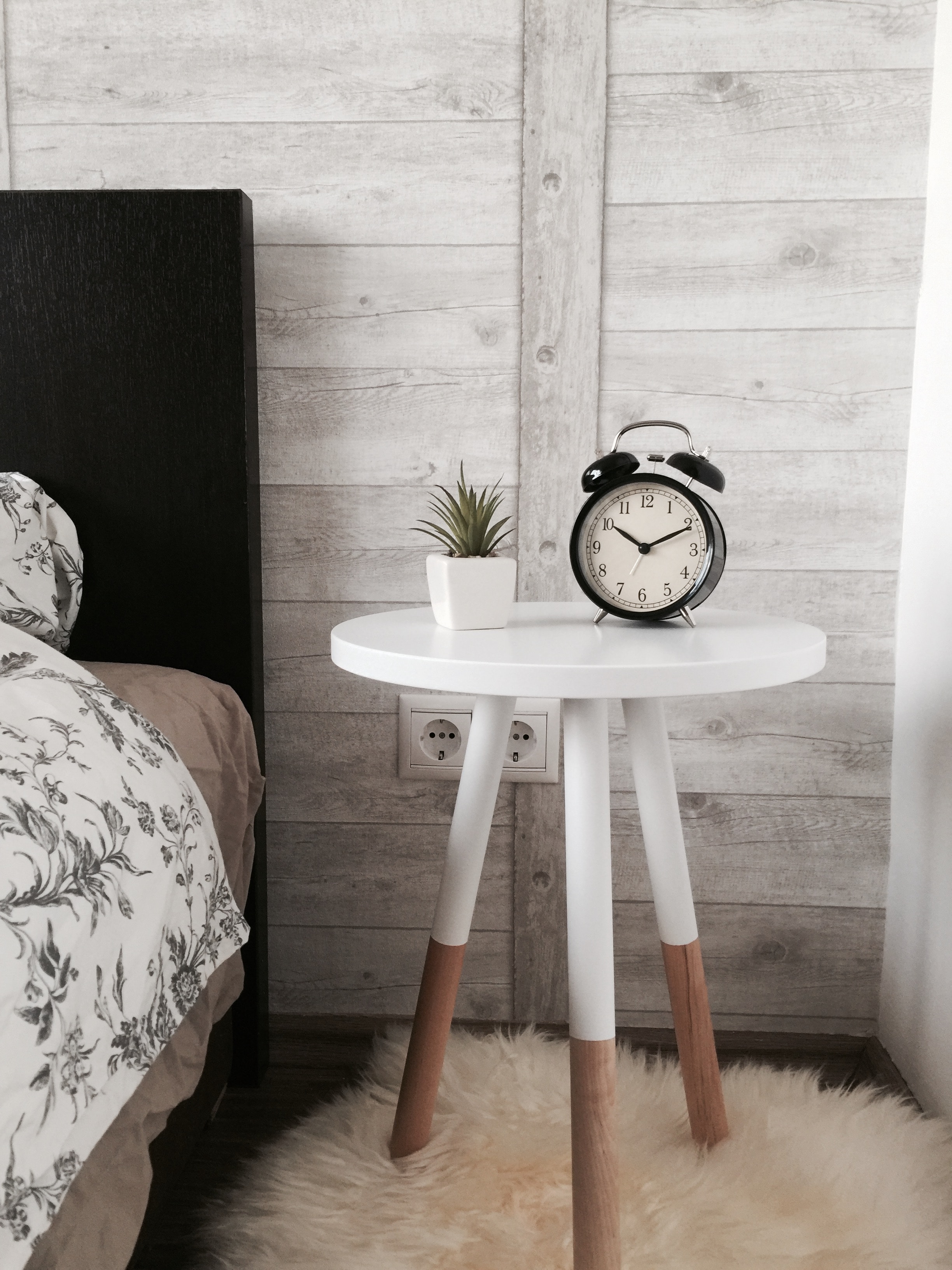 Make a room look neater with the help of a side table