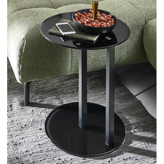 Bellvue Round Glass Top End Table With Metal Base In Black