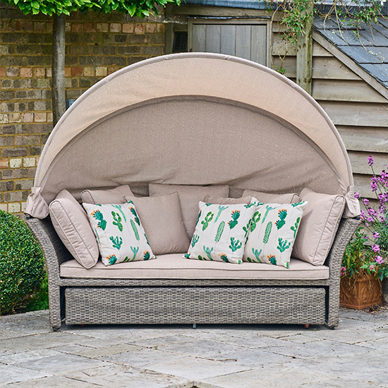 Meltan Outdoor Round Daybed In Oak_1