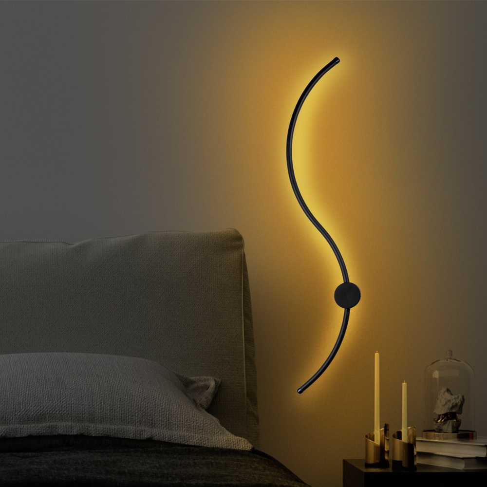 Uyan Metal Wall Light in Black